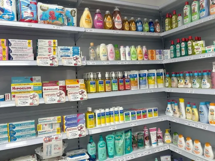 Prateleiras de produtos para bebê