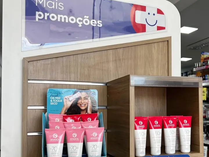 Expositor de promoções numa loja Farmais Irati