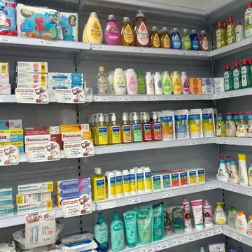 Prateleiras de produtos para bebê