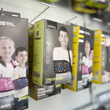 Tipoias ortopédicas expostas na loja