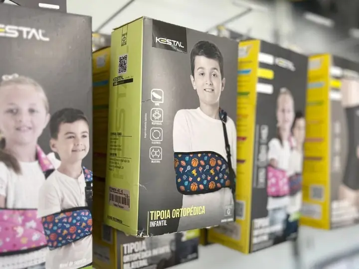 Tipoias ortopédicas expostas na loja